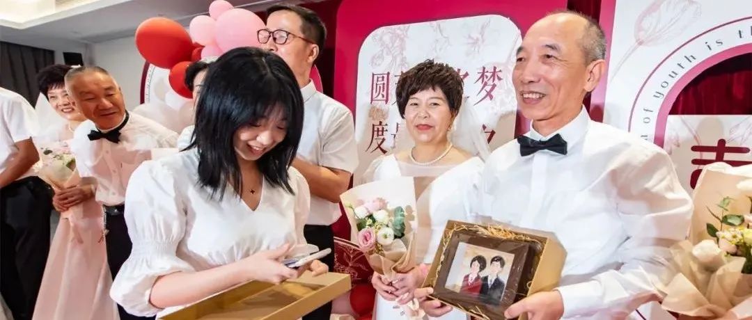 沙巴体育9对“金婚”“银婚”老人集体办婚礼，令人羡慕！